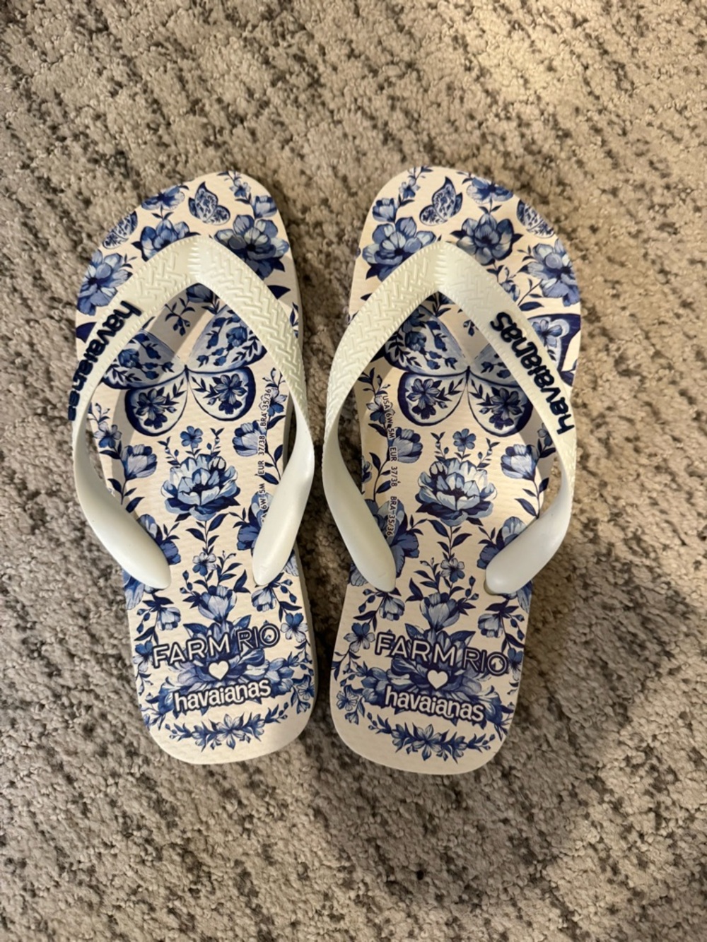 Havaianas & Farm Rio Porcelain Floral Blue & White Flip Flops